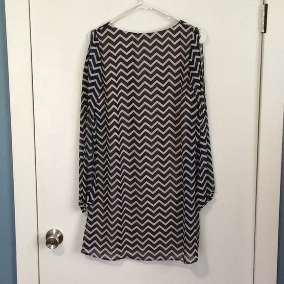 Speechless Chevron Slit Arm Shift Dress Size M - Picture 2 of 5